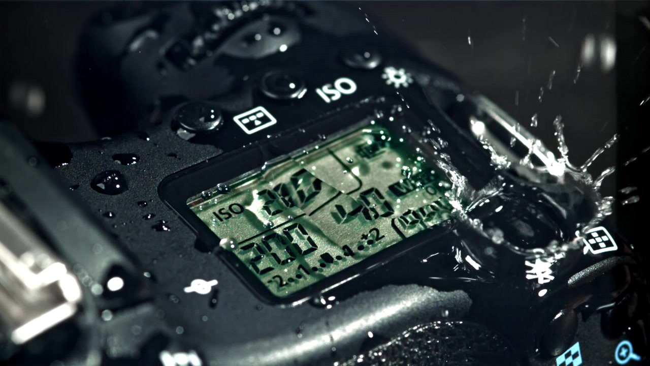 Vanddråber i slowmotion plasker på en DSLR-kamera skærm