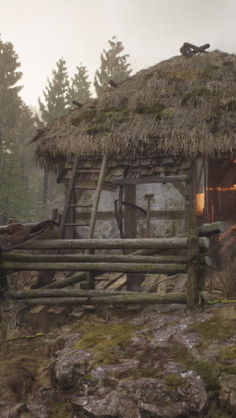 vieja cabaña de paja en un bosque