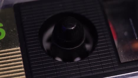 macro close up, cinta de cassette de audio girando en la reproducción o grabación