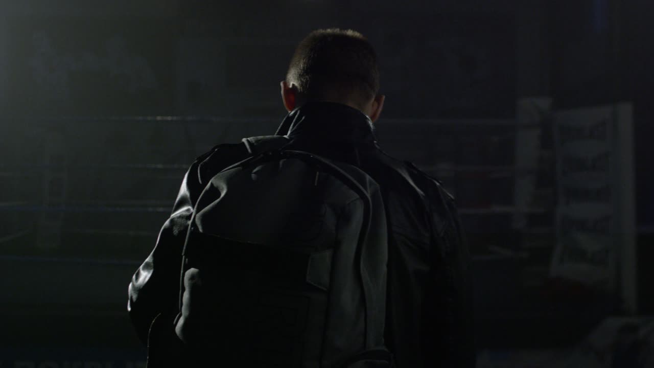 권투 링 에 서 있는 배 을 가진 남자