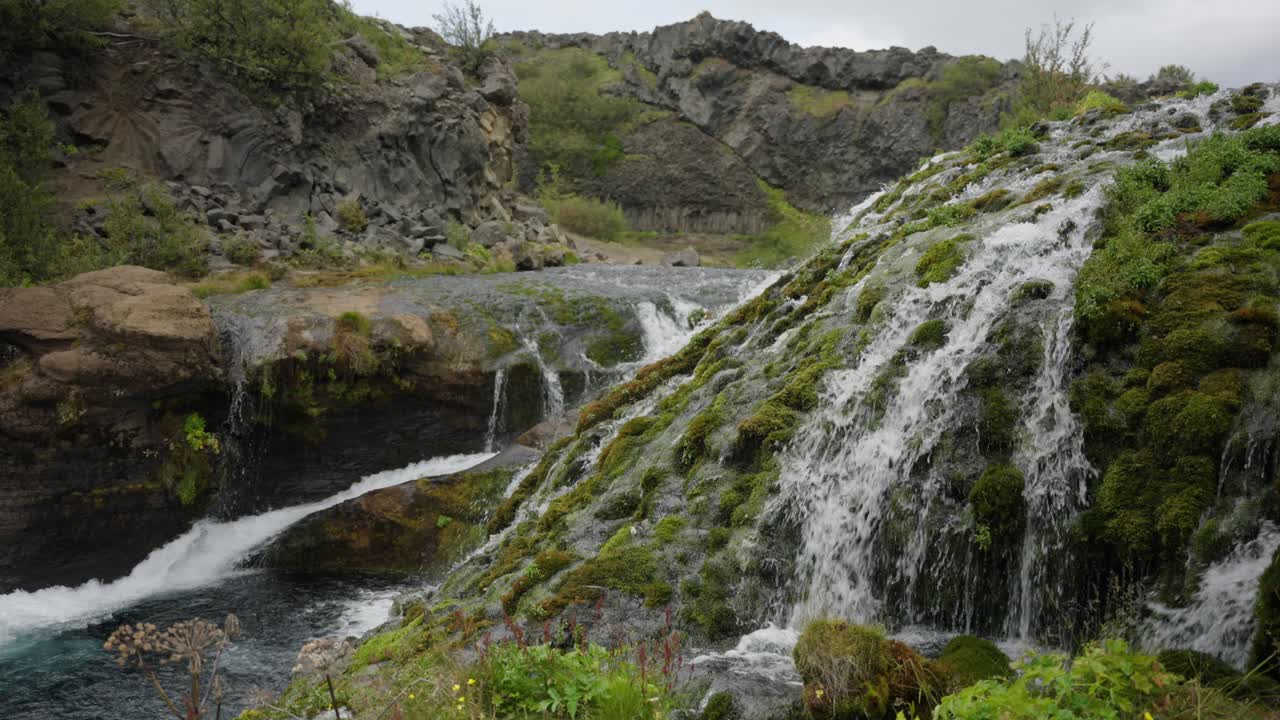 hermosos arroyos de pequeñas cascadas corren hacia un río cristalino y limpio