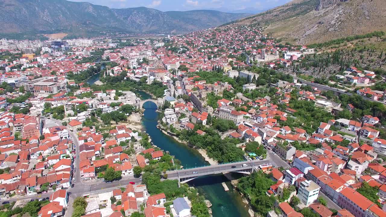 vista aérea del puente antiguo y moderno en mostar, bosnia y herzegovina