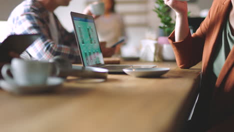 Café,-Laptop-Und-Geschäftsfrau-Arbeiten