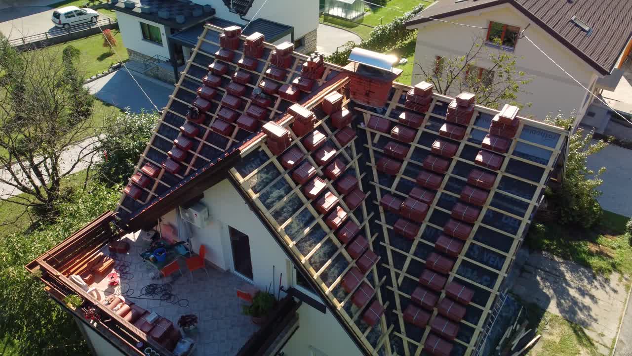 Riparazione del tetto incompiuta, vista aerea con drone.
