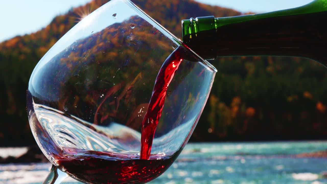 Versamento di vino rosso in un suggestivo paesaggio autunnale