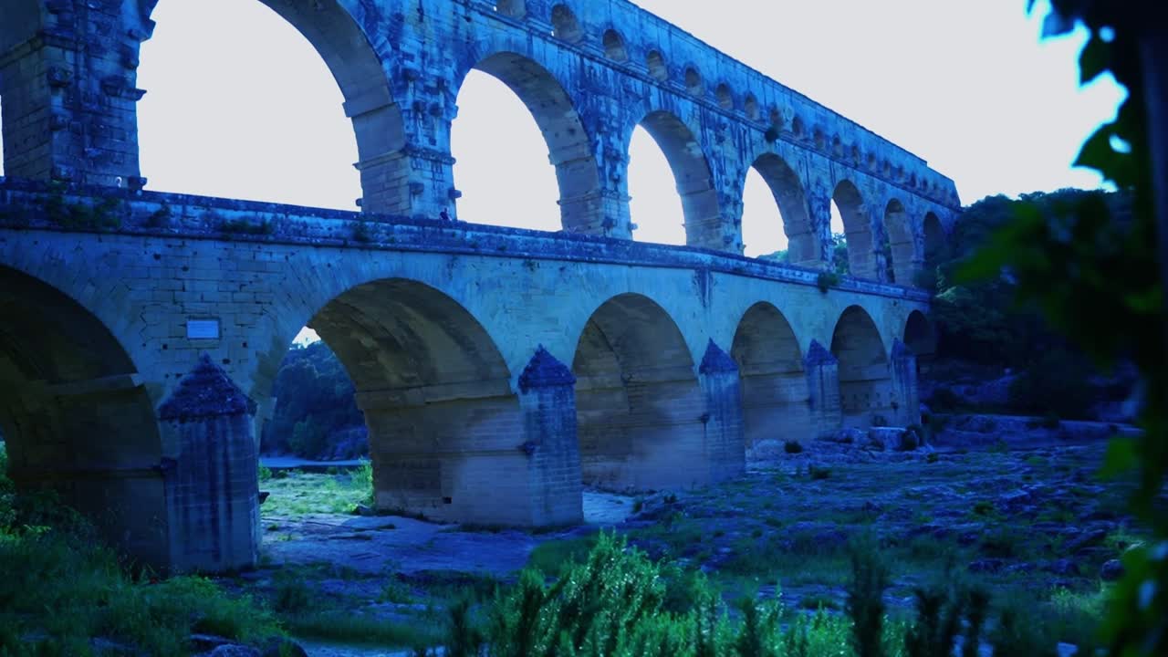 프랑스 의 역사적 인 로마 건축물 의 다리 는  ⁇ 빛 에