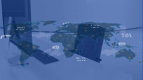 animación del procesamiento de datos y el mapa del mundo sobre el escritorio con computadora.