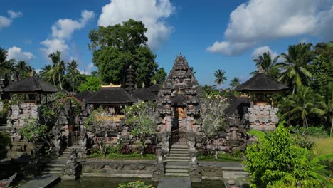 Vista-Aérea-De-Un-Hermoso-Templo-Balinés-De-Piedra-En-Un-Soleado-Día-De-Cielo-Azul---Ubud,-Bali---Indonesia