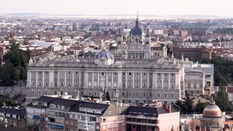 Royal-palace-in-Madrid,-Spain