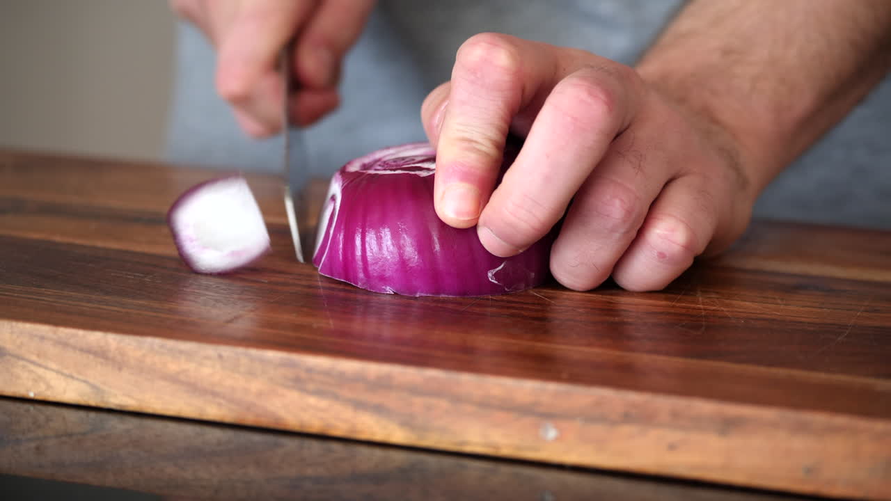 Close up of cutting red onion