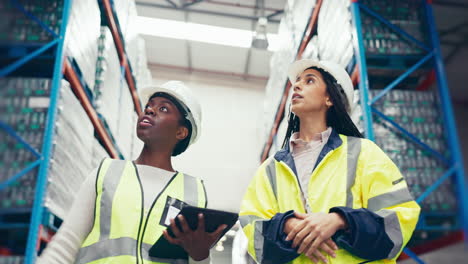 Mujeres,-Trabajo-En-Equipo-De-Logística-Y-Tableta-En-Almacén