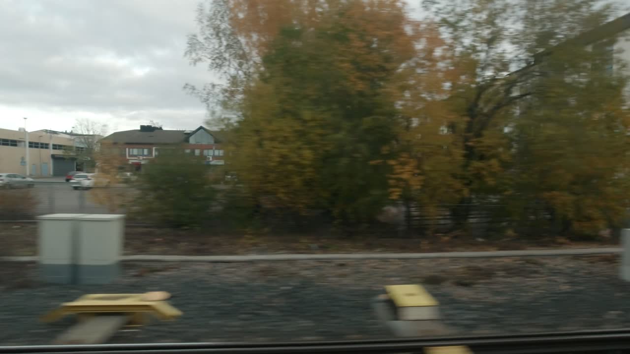 헬싱키의 도시 거리를 편안하게 타고 가면서 도시 풍경과 건물의 독특한 풍경을 감상합니다.