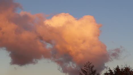 Timelapse-De-4k-De-Formación-De-Nubes-Sobre-Un-Escape-Industrial-De-Una-Refinería-De-Petróleo-Durante-La-Puesta-De-Sol