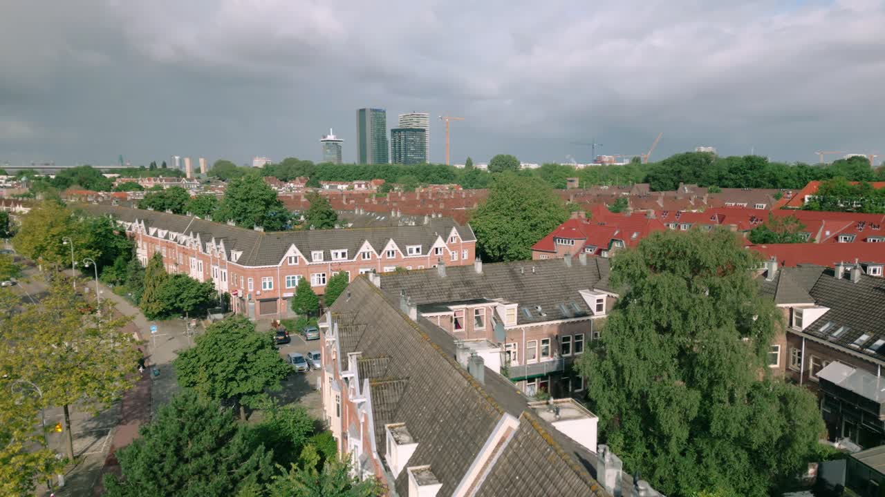 암스테르담 북부의 보부르트 (vogelbuurt) 주택은 시내를 드러내고 고층 건물을 고 있습니다.