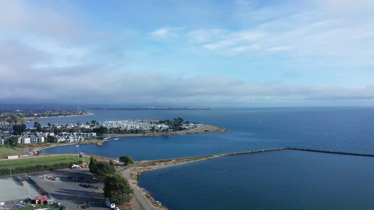 구름과 안개 약간의 비와 써니 베이