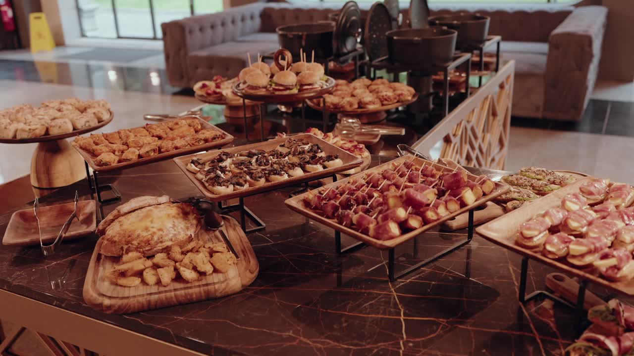 Assortimento di antipasti e stuzzichini disposti sul tavolo del buffet di nozze