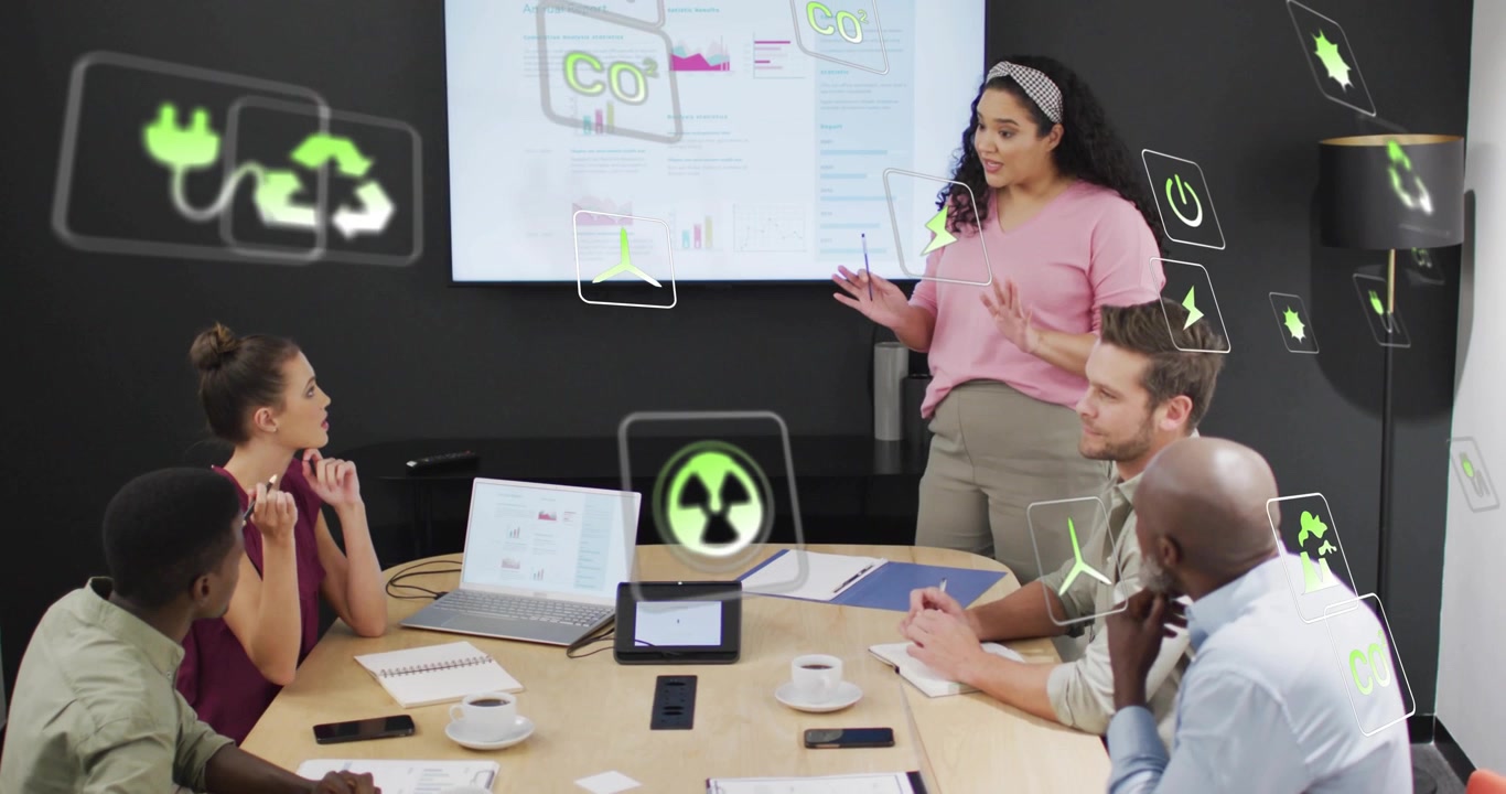 Apresentador apontando para um gráfico e fazendo ícones verdes de RA flutuarem sobre a mesa enquanto explica sobre energia