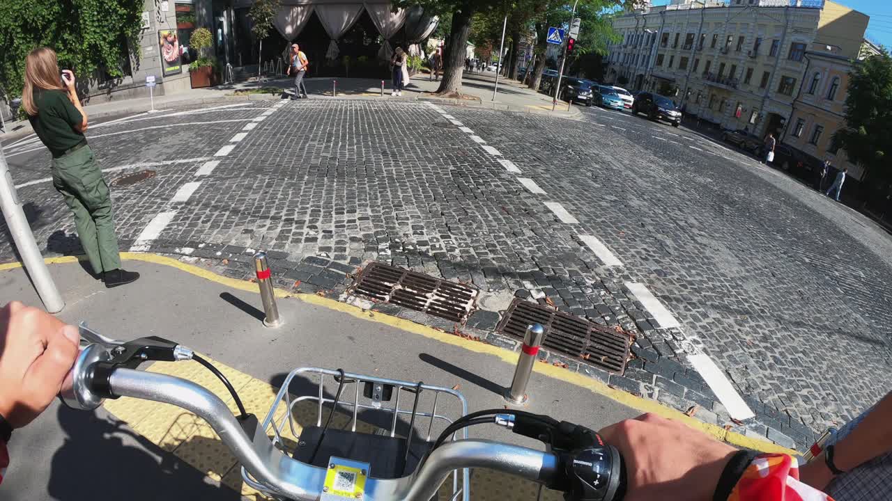 거리에서 자전거를 타는 사람