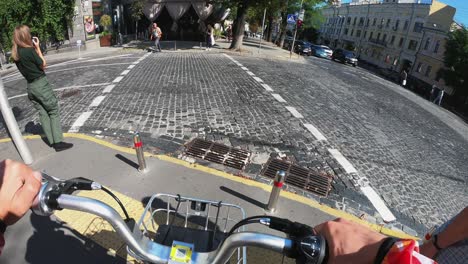 persona montando una bicicleta en la calle