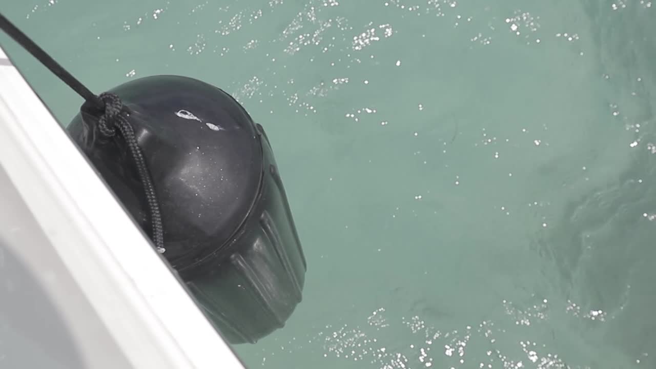 바다를 항해하는 배의 pov