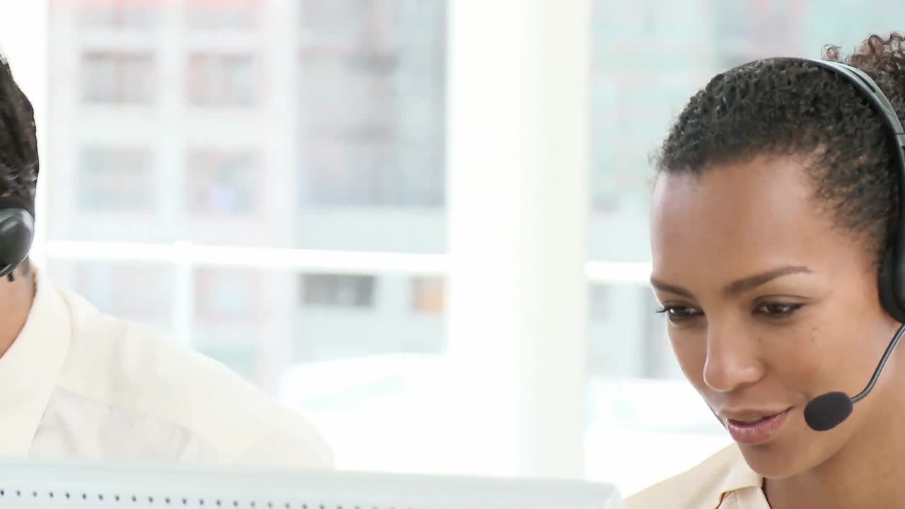 dos agentes de clientes en el trabajo