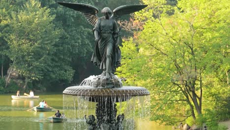 fuente de ángeles en el parque central, ciudad de nueva york