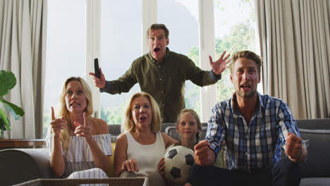 Familia-Feliz-Pasando-Tiempo-Juntos-En-Casa