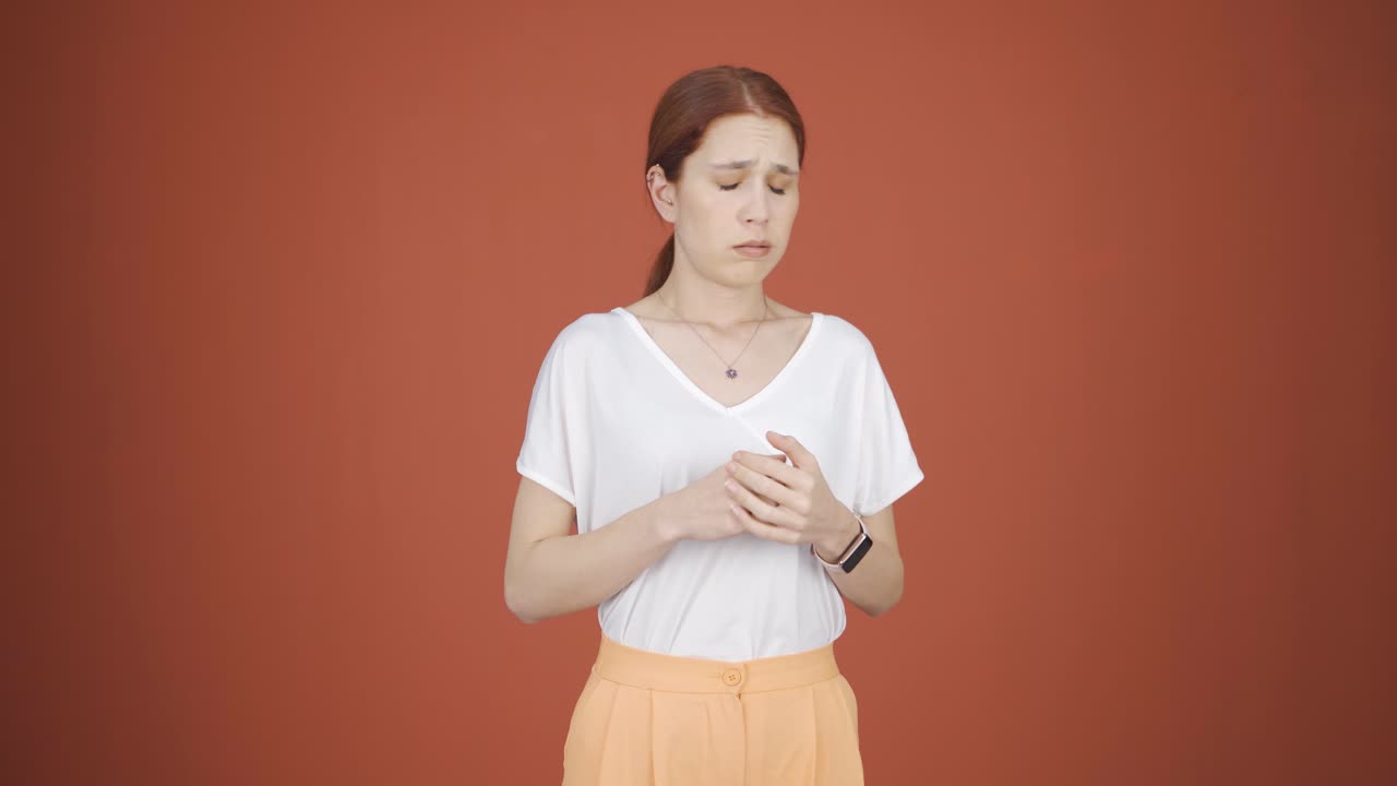 우울한 여성이 카메라를 바라보고 있습니다.