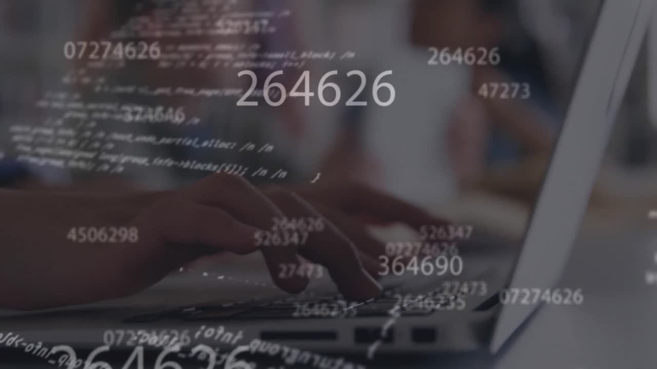 animación digital de múltiples números cambiantes y procesamiento de datos contra una persona que usa una computadora portátil