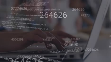 animación digital de múltiples números cambiantes y procesamiento de datos contra una persona que usa una computadora portátil