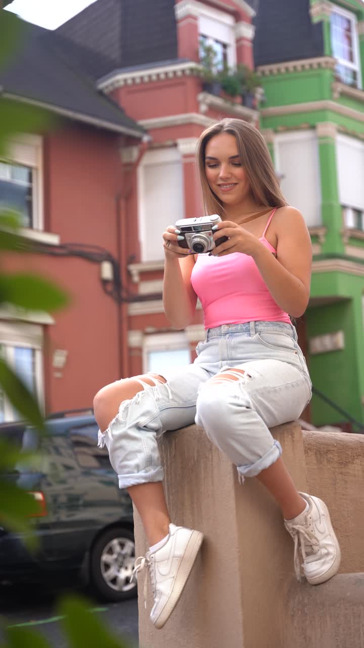 Donna con una macchina fotografica d'epoca