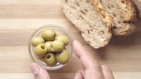 aceitunas y pan
