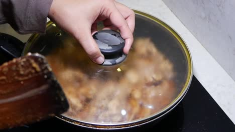 cocción de pollo con curry