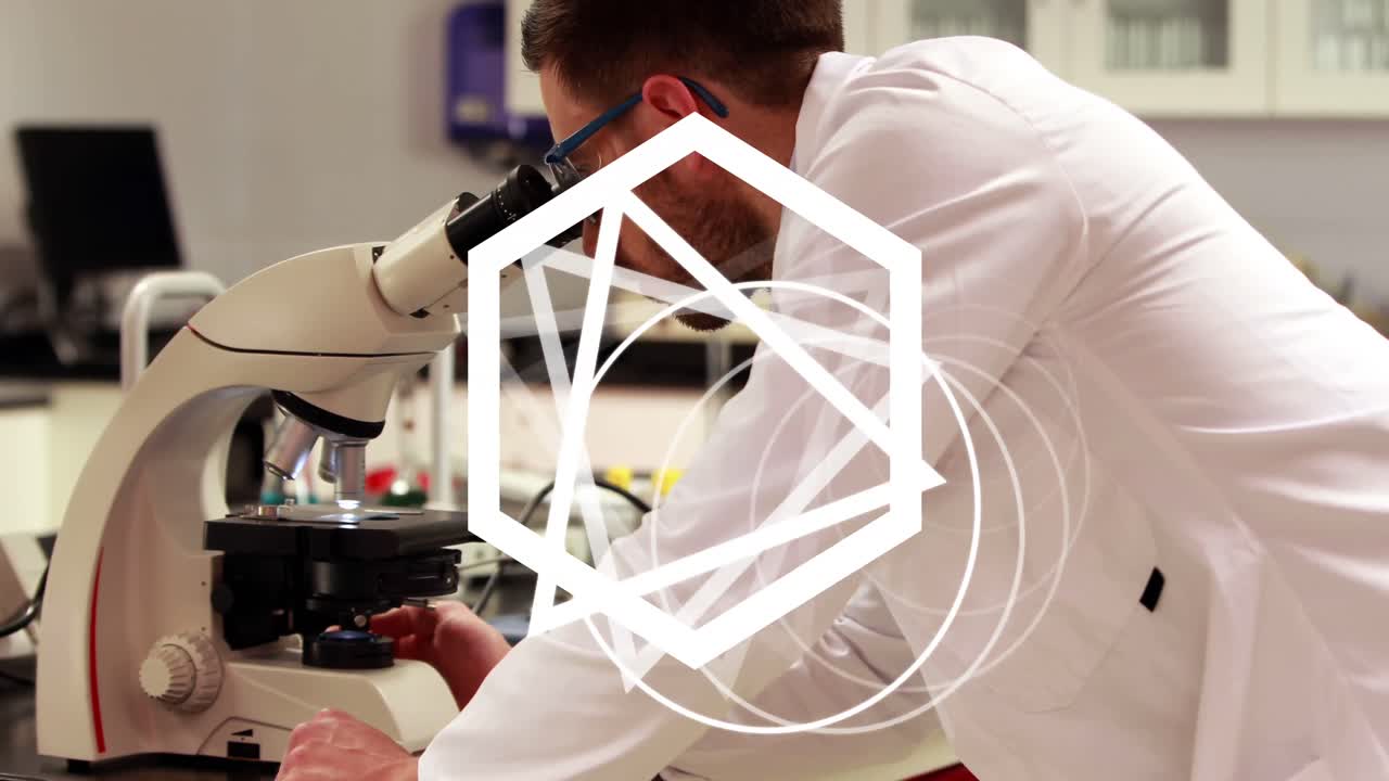 animación de formas que giran sobre un científico masculino usando un microscopio