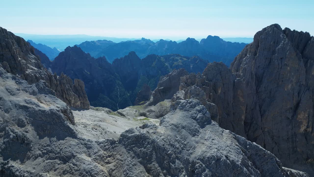Rekaman drone Pale di San Martino di Dolomites, Italia: puncak megah, menara berbatu, padang rumput alpine, dan lanskap dramatis yang ideal untuk proyek perjalanan, alam, dan petualangan