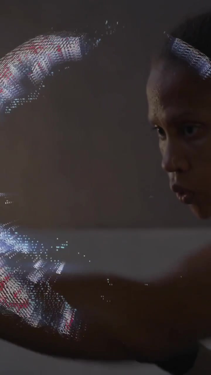 Video verticale: Pugile donna che si muove a destra, colpendo un globo proiettato e generando particelle vibranti per la tecnologia.
