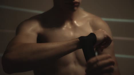 훈련 을 준비 하는 권투 선수 의 손 을 감싸고 있는 장면 - 가까운 장면