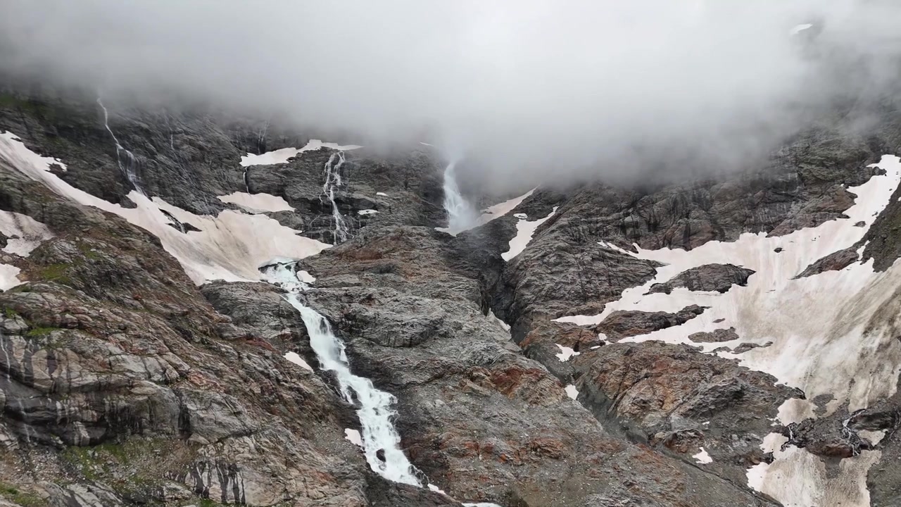 Filmato con drone del ghiacciaio nell'area del ponte Trift (Triftbrücke, Triftgletscher), Berna, Svizzera