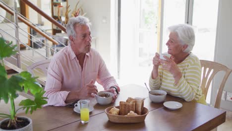 Älteres-Kaukasisches-Paar,-Das-Miteinander-Spricht-Und-Gemeinsam-Zu-Hause-Frühstückt