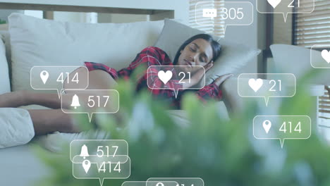 animación de iconos de los medios sobre una mujer biracial durmiendo en el sofá