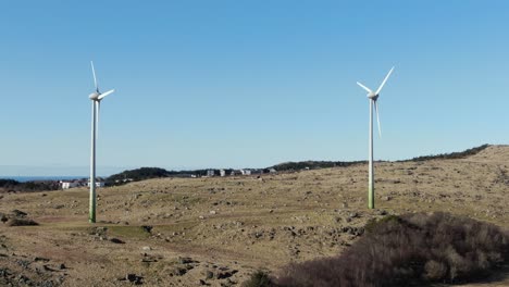 vista aérea de turbinas eólicas junto al mar, concepto de energía sostenible renovable