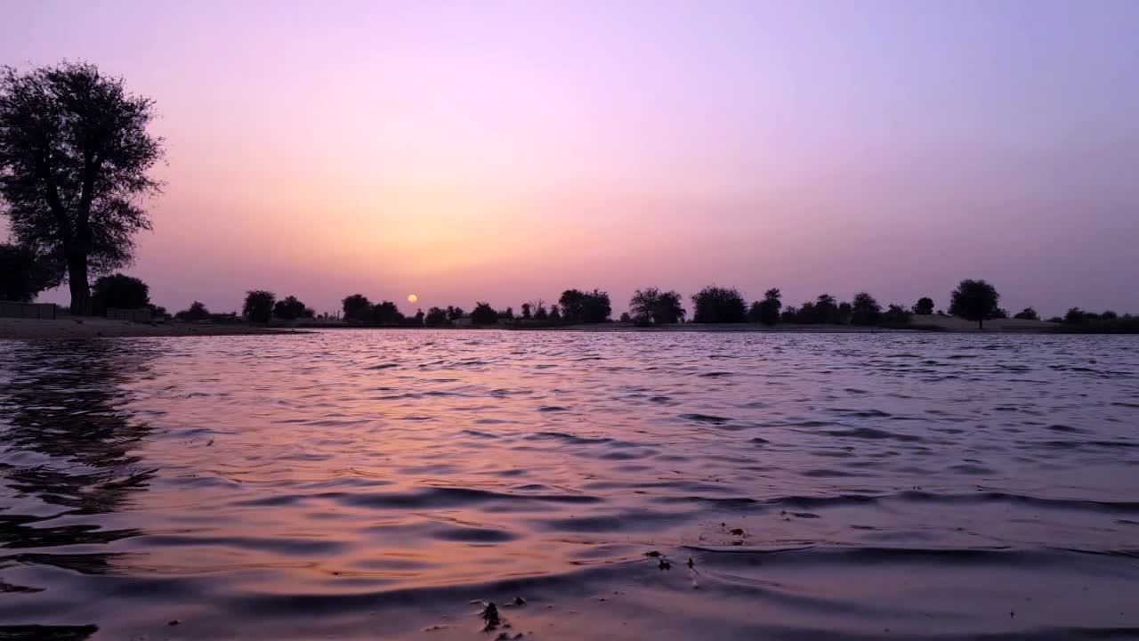 vista de la puesta de sol al lado de un lago en dubai