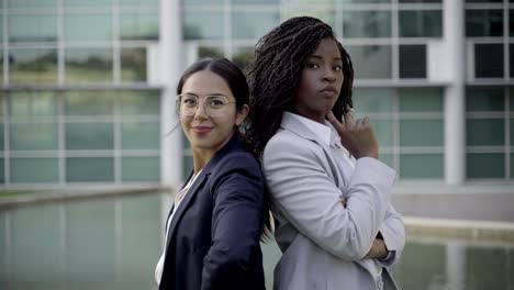 dos mujeres de negocios confiadas mirando a la cámara