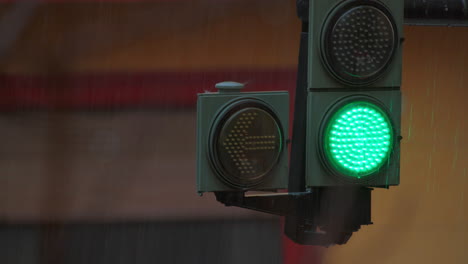 Hanging-traffic-light-on-a-rainy-day