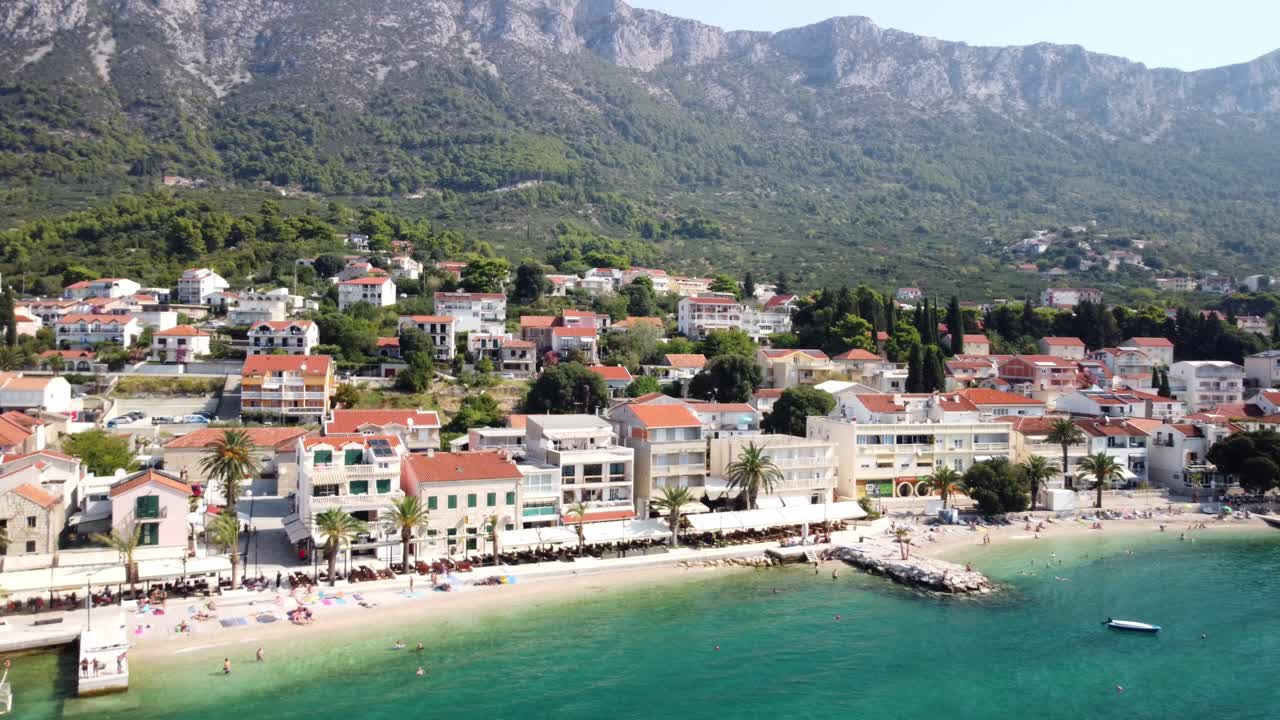 Malownicze miasto Gradac i góra Biokovo w Chorwacji – ujęcie z drona