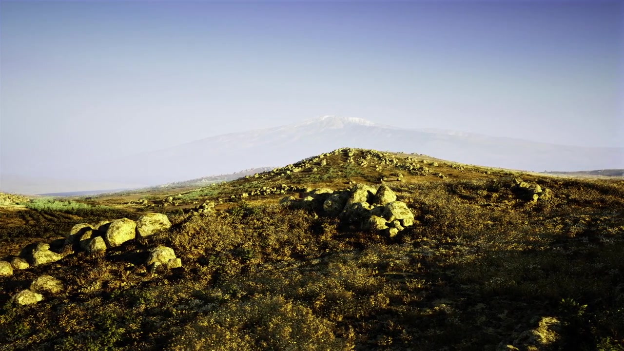 Tranquillo panorama montano con orizzonte sereno, montagna distante e pianure aperte