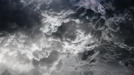 POV-Gewitter-In-Den-Kumuluswolken-Am-Dunklen-Himmel