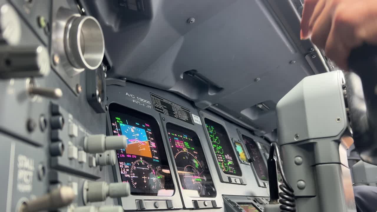 escena de cabina de avión inmersiva real en un vuelo en tiempo real acercándose a una tormenta