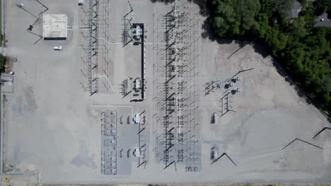 vista aérea por encima de la estación de la red eléctrica de suministro de electricidad de alto voltaje