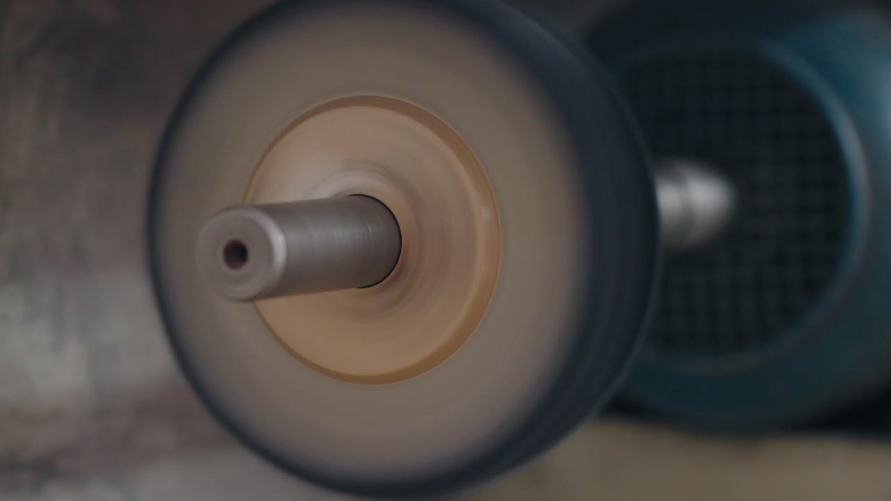 제조 과정에서 사용되는 운동하는 신발 마무리 롤러의 클로즈업